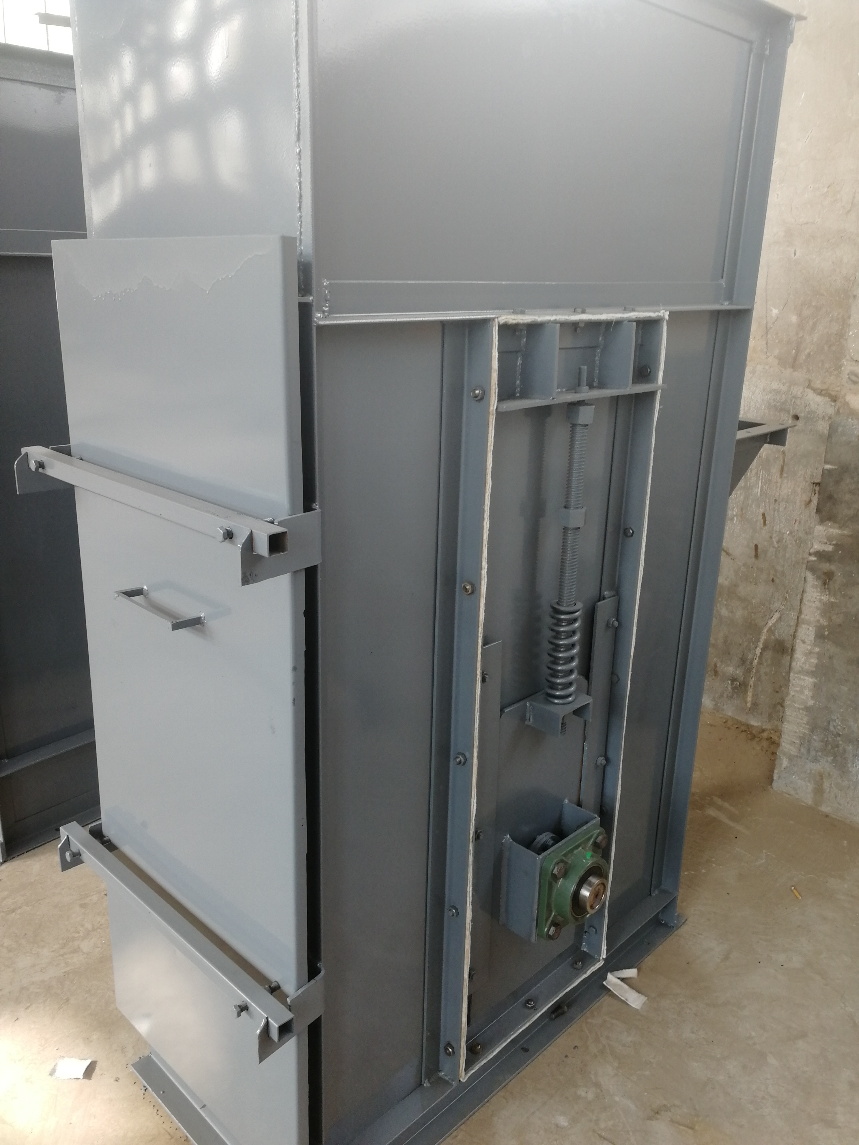 斗式提升機(jī)的進(jìn)行卸料作業(yè)的方式、狀況解析(斗式提升機(jī)的進(jìn)料和卸料的方式有哪些?分別有什么特點)